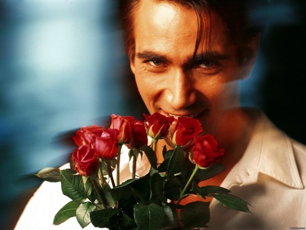 Брэд Питт с букетом цветов