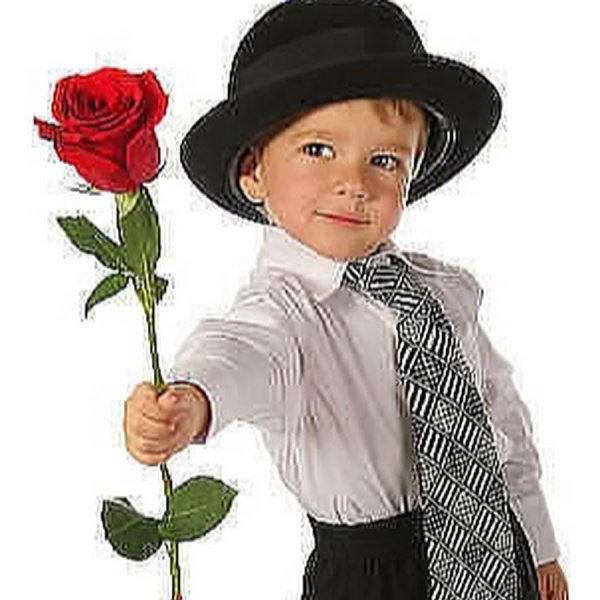 Мальчик дает цветочек