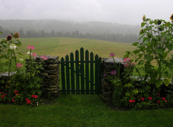 Красивый деревенский забор