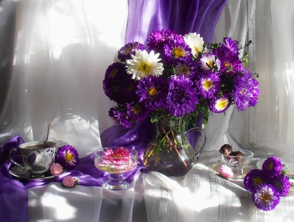 Букет астр и кофе