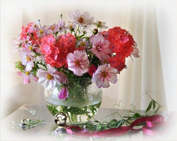 Букет цветов в стеклянной вазе