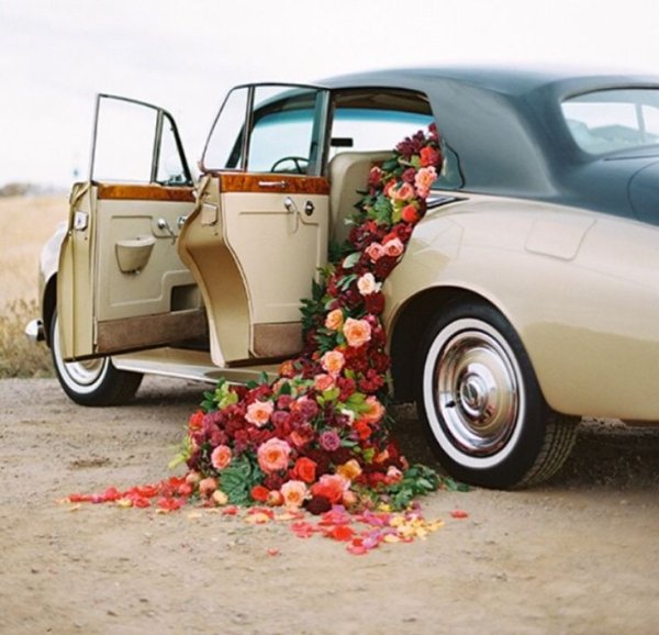 Машина с цветами