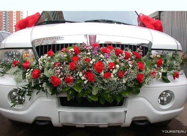 Красивые цветы в машине