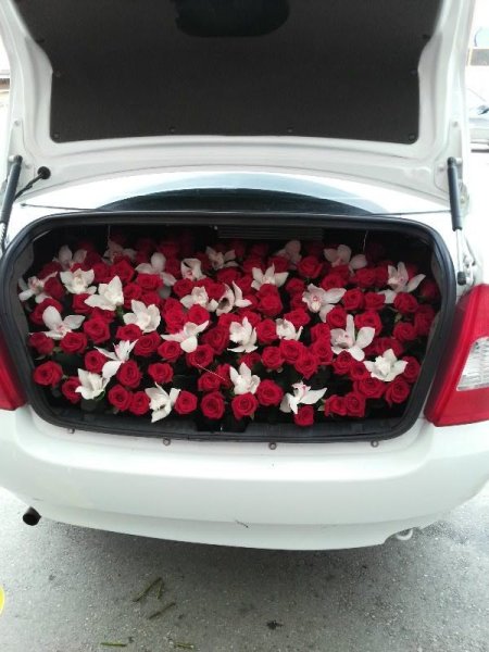 Багажник с цветами