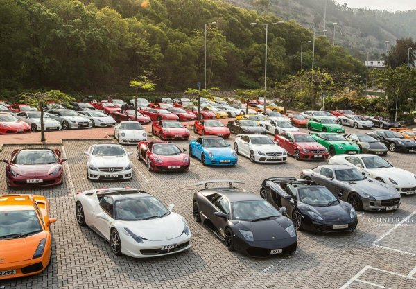 Много дорогих машин