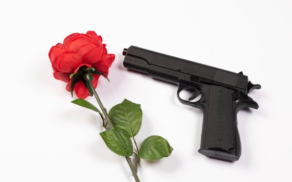 Пистолет и цветы