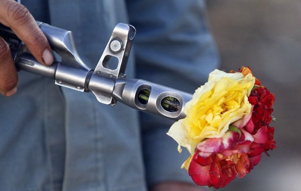 Пистолет стреляет