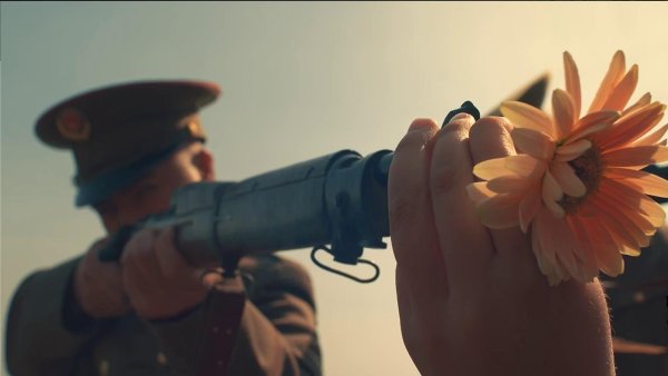 Военный с цветами