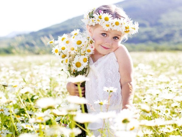 Ребенок с охапкой цветов