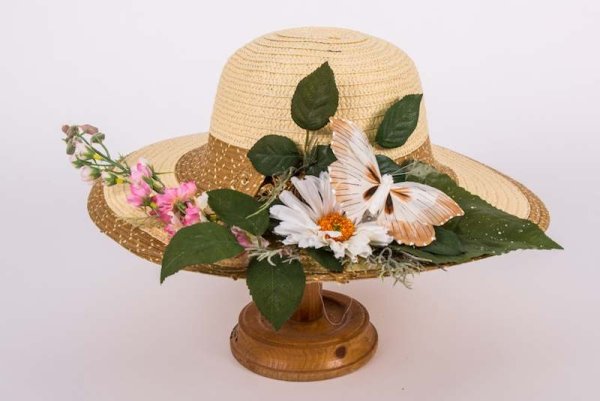 Соломенная шляпа с цветами