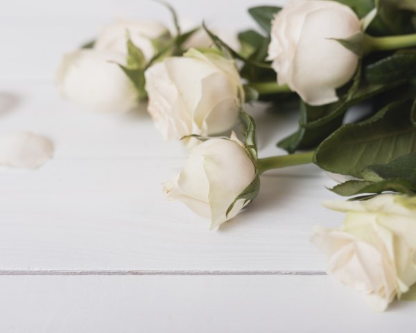 Букет цветов на скамейке