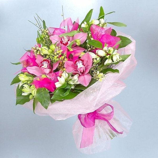 Небольшой пышный букет