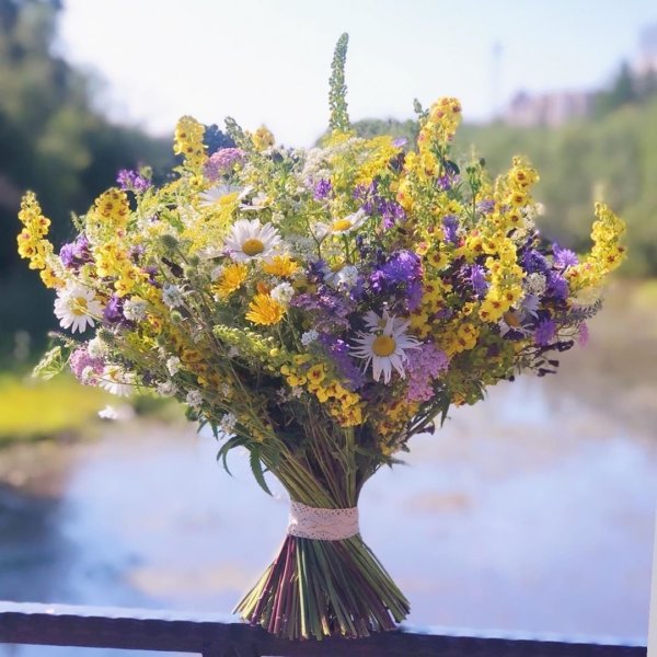 Букет полевых цветов с днем рождения