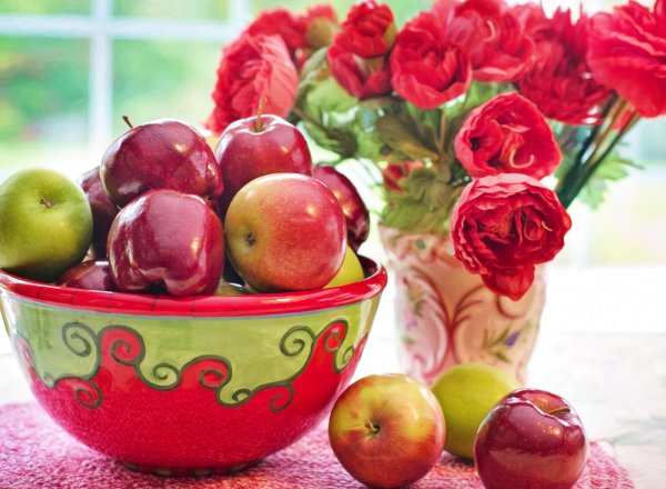 Цветки и плоды яблони