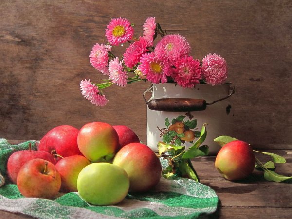 Натюрморт на деревянном столе
