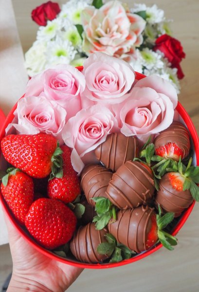 Шоколадные конфеты и цветы