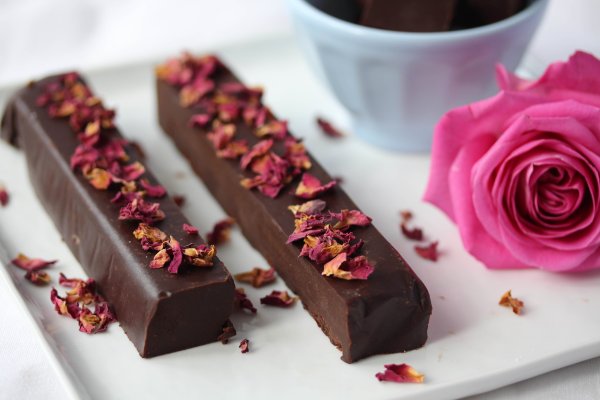 Шоколадные конфеты и цветы