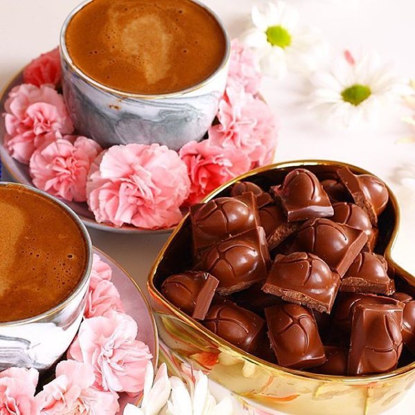 Цветы и зефир в шоколаде