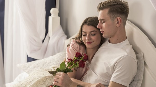 Мужчина и две женщины в постели