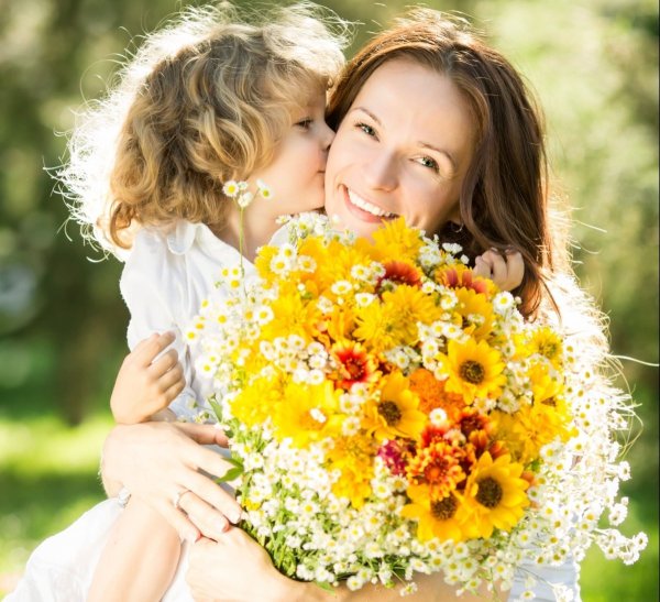 Мама с цветами и детьми