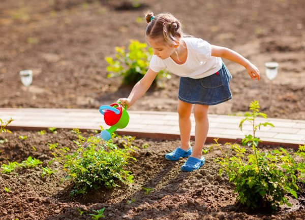 Девочка сажает цветы