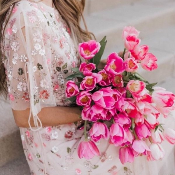 Селена Гомес с розой