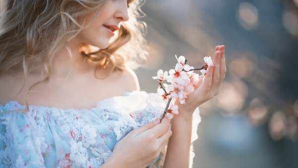 Нежная девушка с цветами