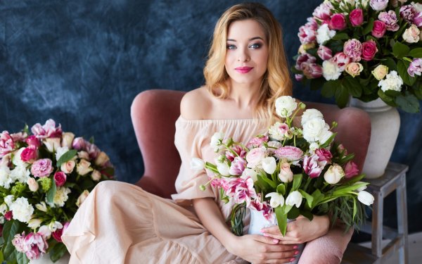 Женщина брюнетка с цветами