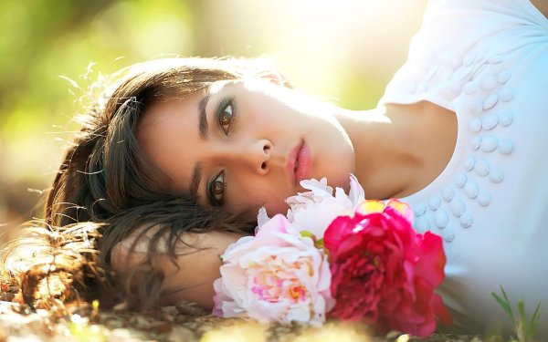 Девушка нежность цветы