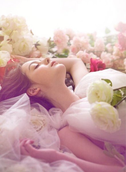 Девушка в белье с цветами