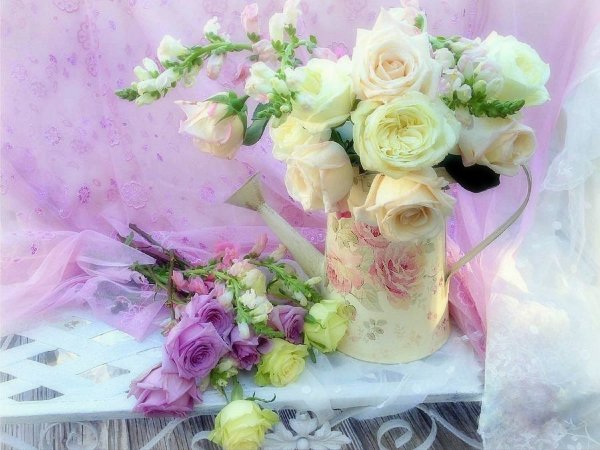 Девушка в шляпе с цветами