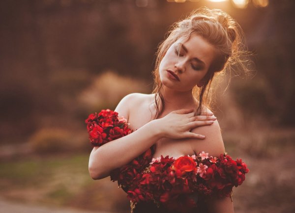 Красивые девушки с цветами