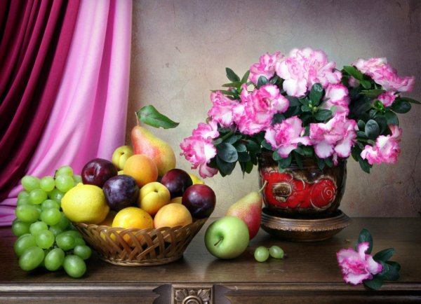 Натюрморт ваза с фруктами