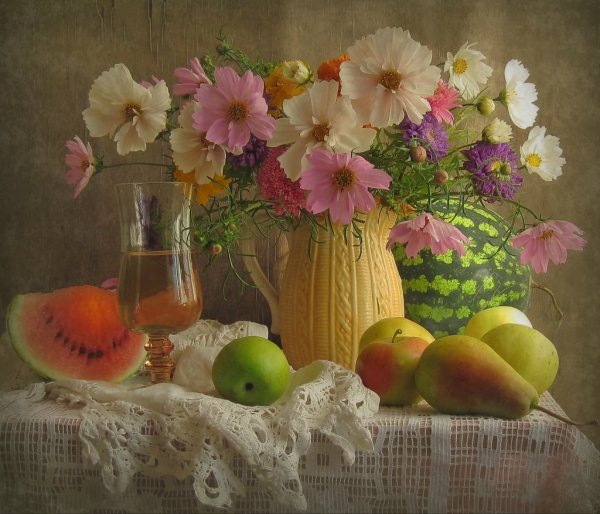 Натюрморт с цветами и фруктами