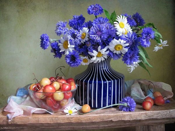 Натюрморт с цветами и фруктами