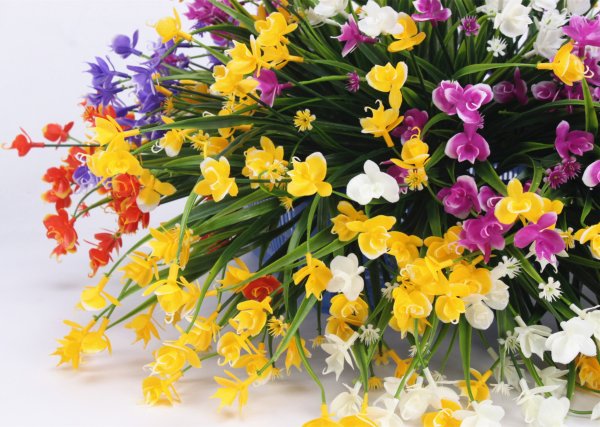 Искусственные цветы на кладбище