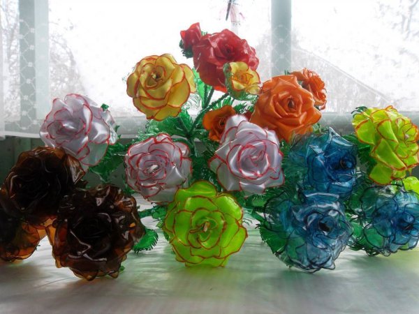 Цветущее дерево из пластиковых бутылок