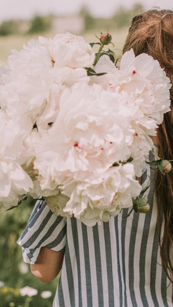 Девушка с цветами со спины