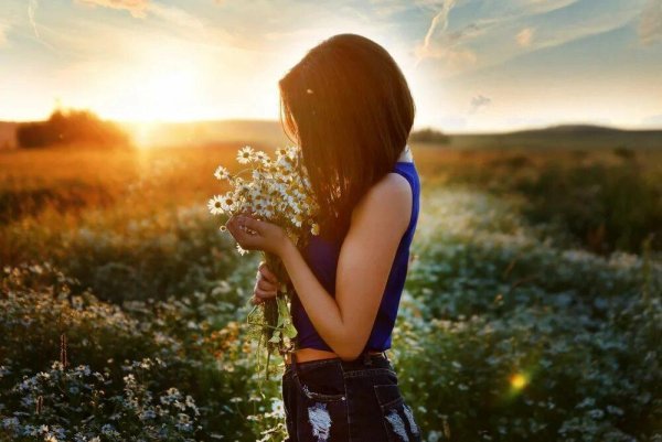 Девушка с ромашками на аву