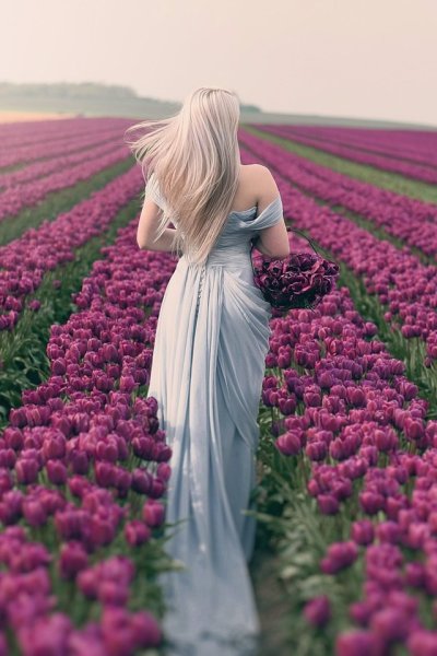 Брюнетка с короткими волосами с цветами