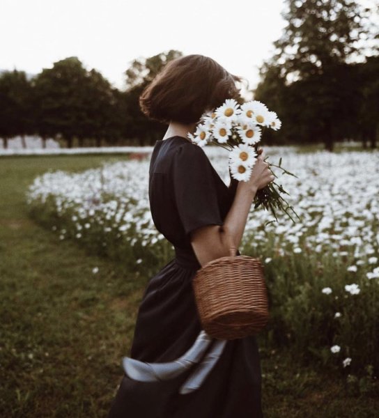 Лето девушка со спины