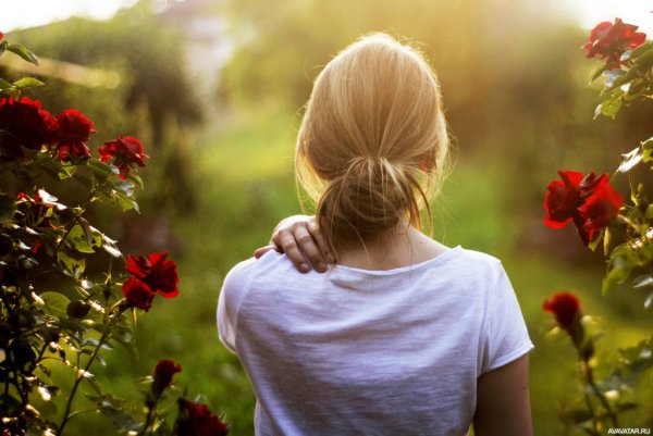 Девушка весной со спины