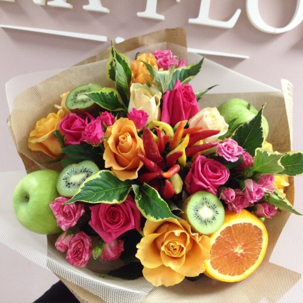 Композиции из цветов и фруктов