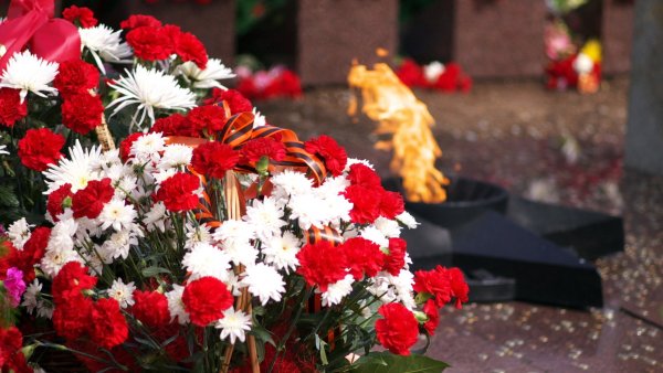 Цветы у вечного огня