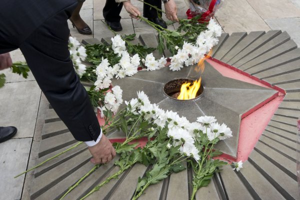 Цветы около вечного огня