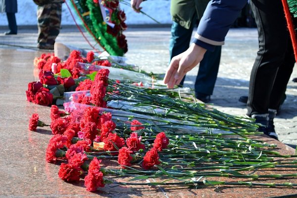 Гвоздики у вечного огня