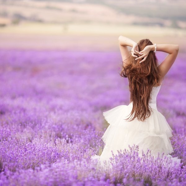 Девушки на поле нежность