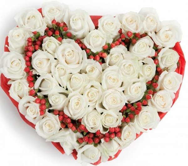 Сердце из красных роз