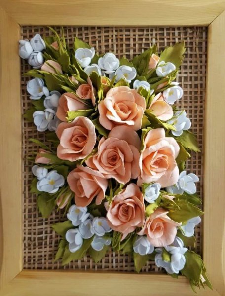Панно с искусственными цветами