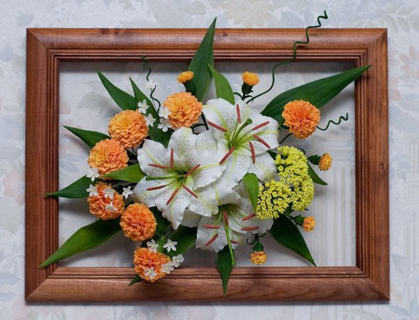 Объемное панно из искусственных цветов